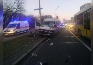 Маршрутка попала в аварию на проспекте Победителей. Водителя госпитализировали