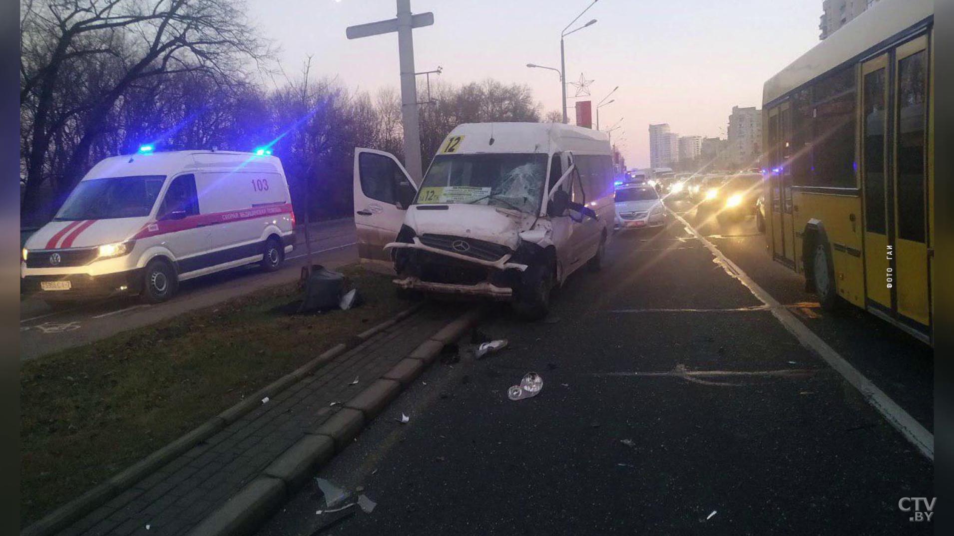 Маршрутка попала в аварию на проспекте Победителей. Водителя госпитализировали-1