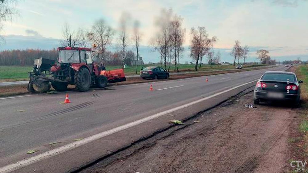 В Минском районе трактор после ДТП отбросило на встречку – в его ковш врезался легковой автомобиль-1