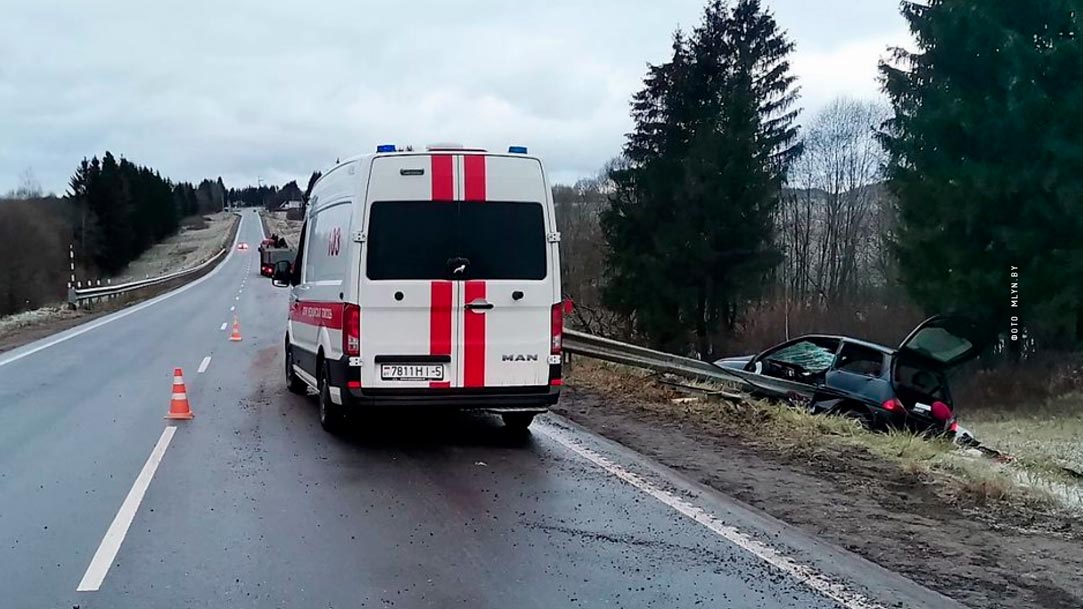 Не справился с управлением. В Минском районе водитель Lancia врезался в ограждение и погиб на месте
