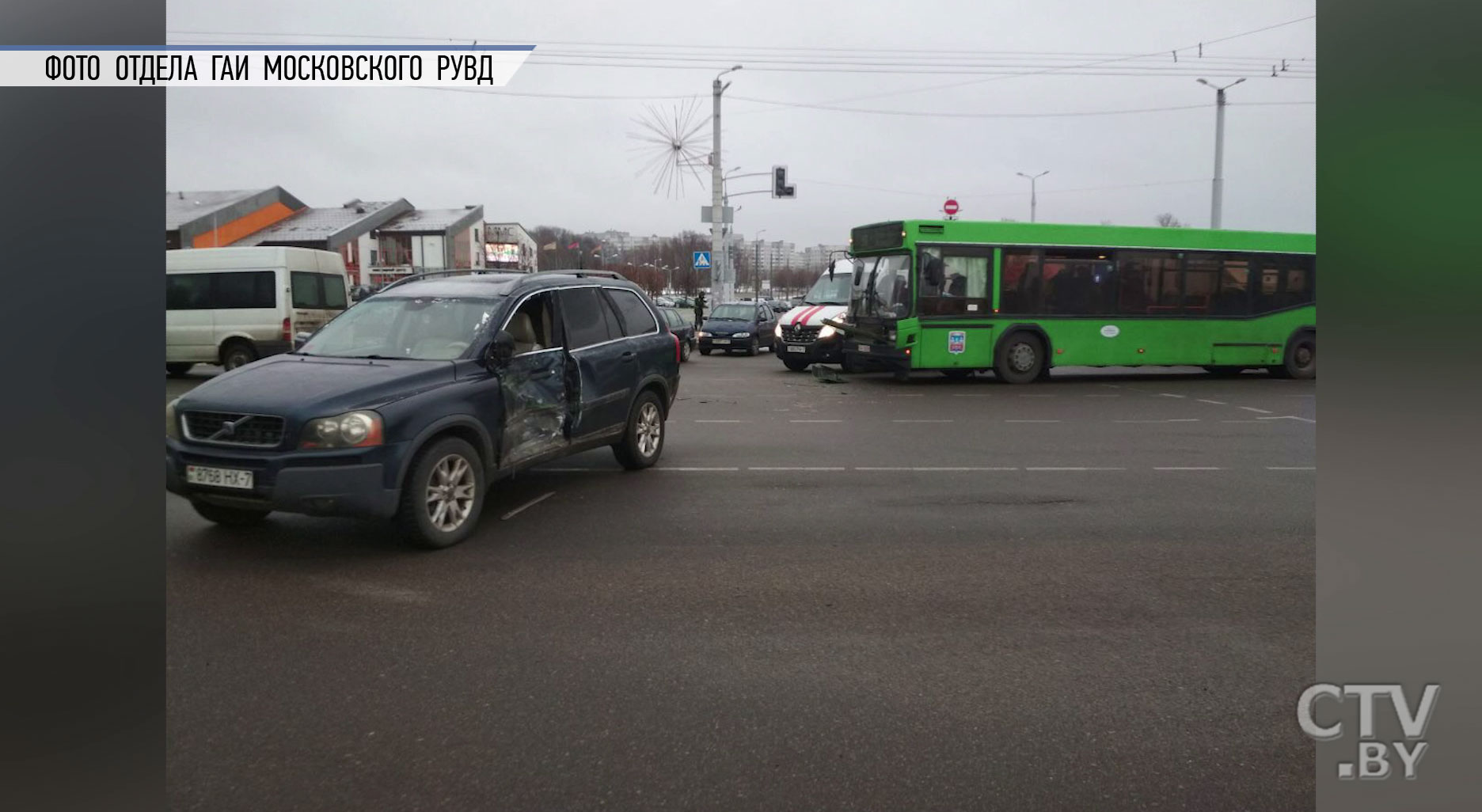 В центре Минска столкнулись две легковушки и маршрутка. Пострадали четыре человека-1