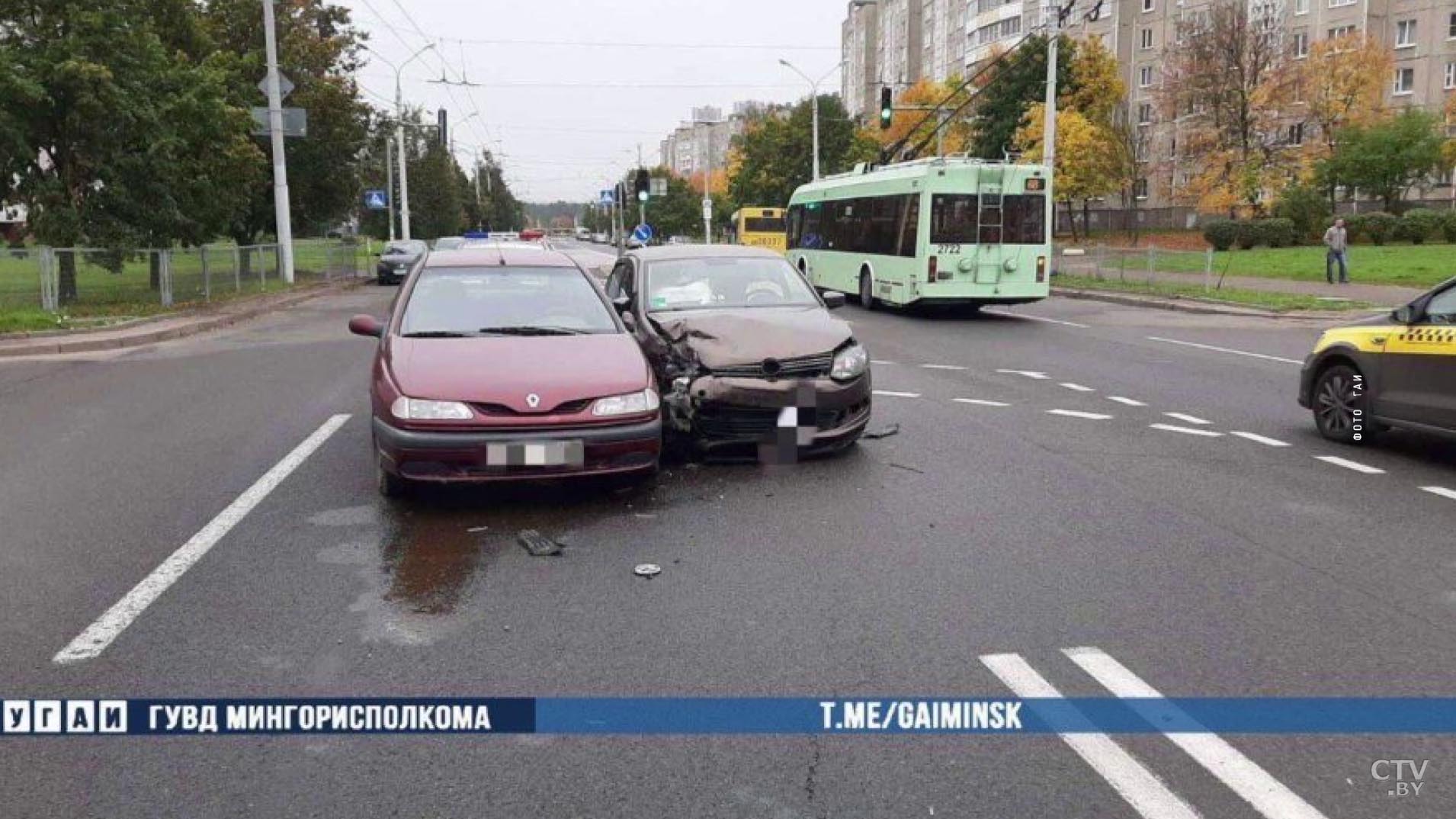 Renault и Volkswagen столкнулись в Минске, госпитализирована женщина-1
