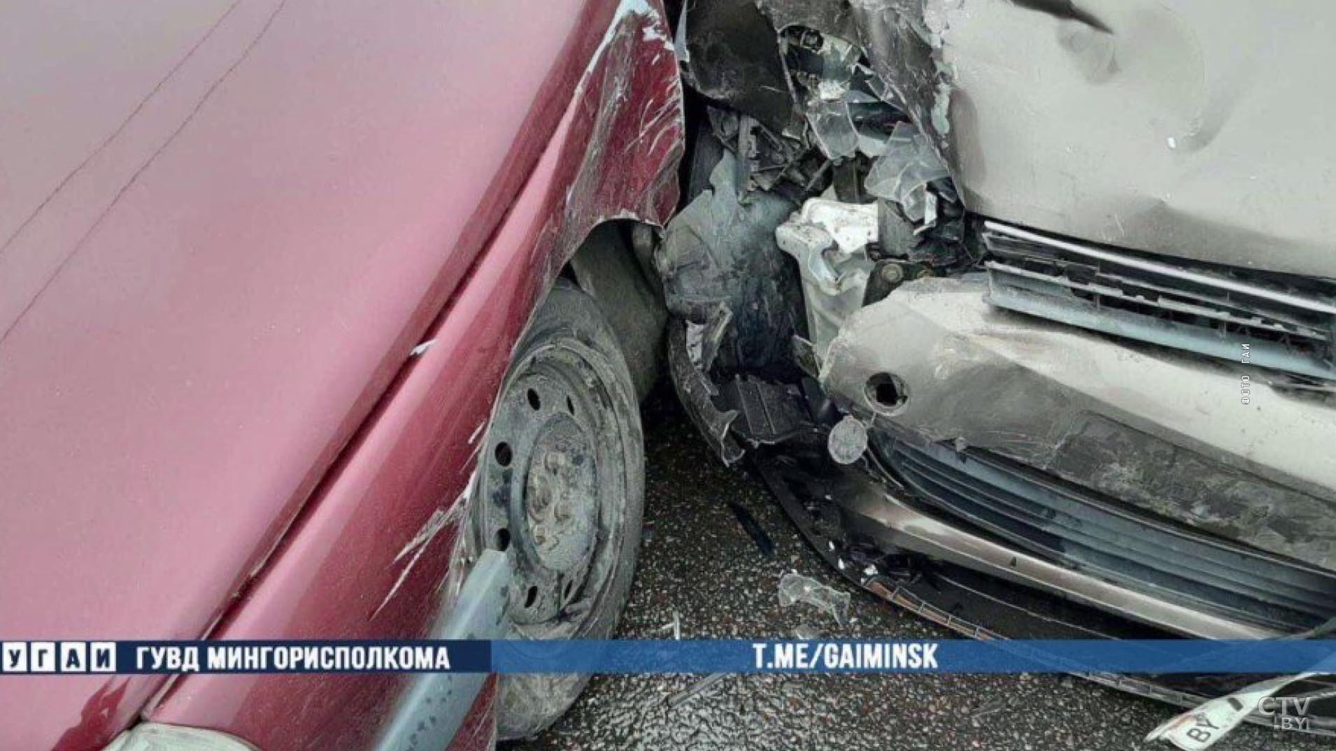 Renault и Volkswagen столкнулись в Минске, госпитализирована женщина-4