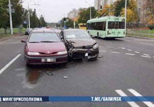 Renault и Volkswagen столкнулись в Минске, госпитализирована женщина