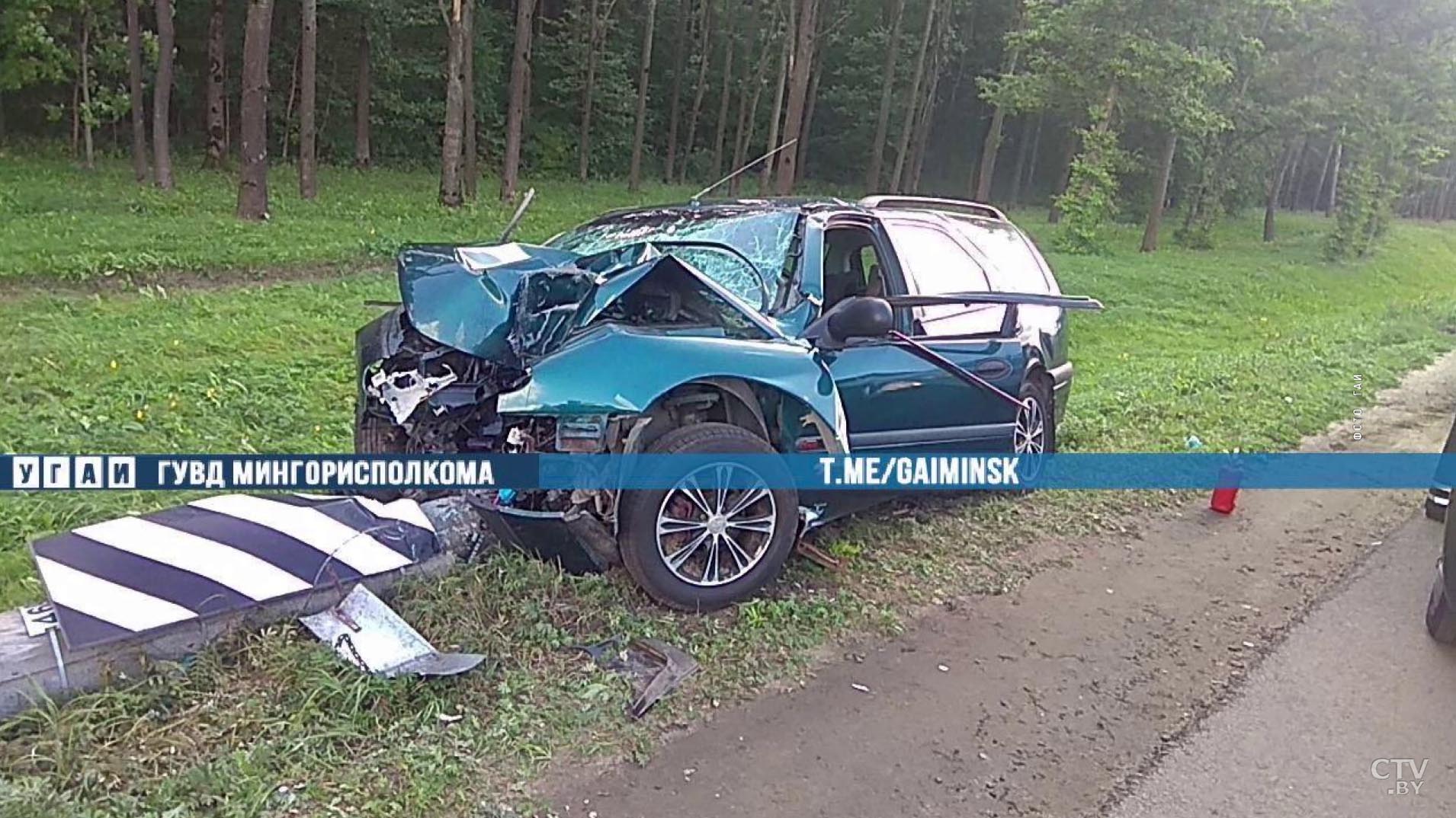Автомобиль врезался в осветительную мачту на МКАД. Водитель в больнице-1