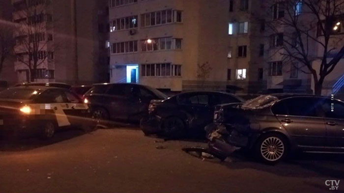 Бесправница с 2 промилле алкоголя протаранила 5 машин в Минске. Пьяный муж находился на соседнем кресле-1