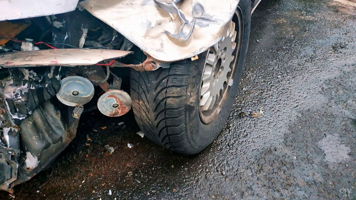 Под Борисовом 19-летний водитель на Citroen врезался в автобус. Пострадал пассажир-4