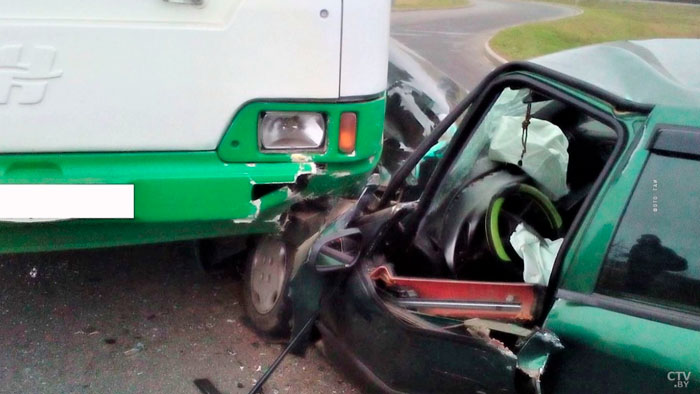 Под Борисовом 19-летний водитель на Citroen врезался в автобус. Пострадал пассажир-1