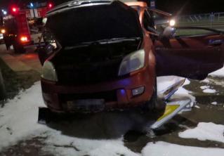 Водителя извлекали из салона сотрудники МЧС. Автомобиль врезался в столб в Борисове