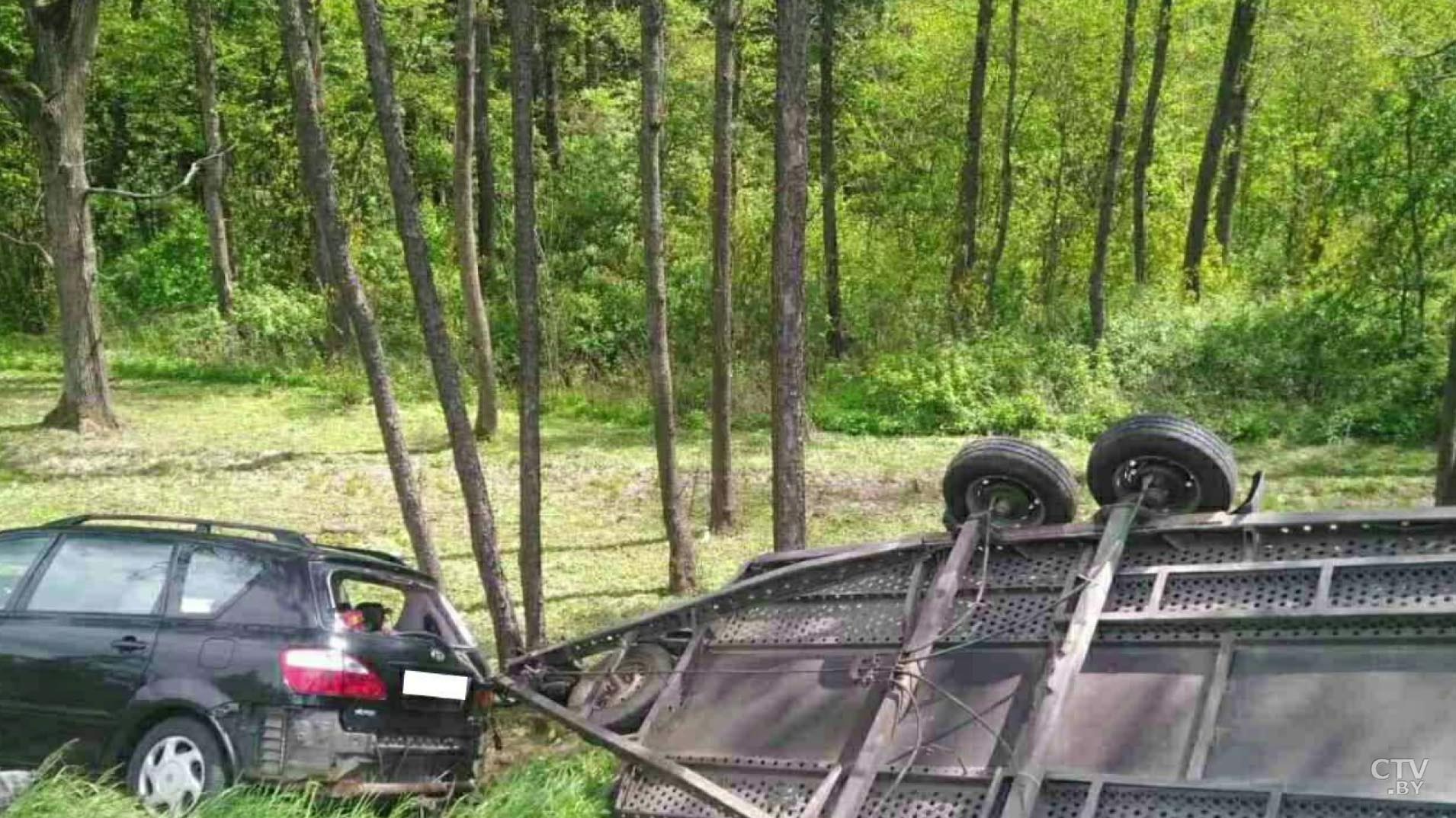 В Минском районе столкнулись две легковушки. Погиб один человек, двое пострадали-4