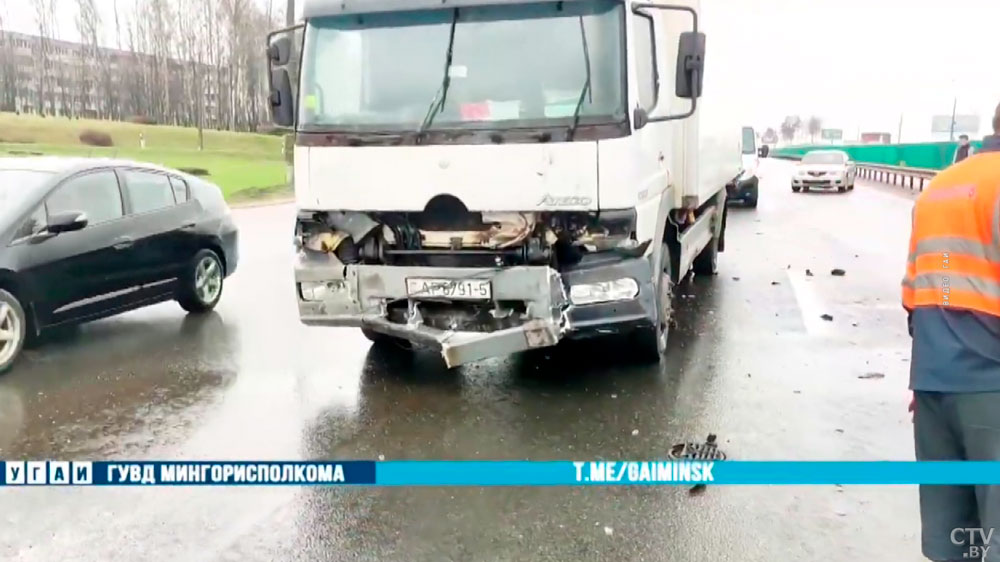На МКАД в результате аварии автомобиль отлетел на человека-4