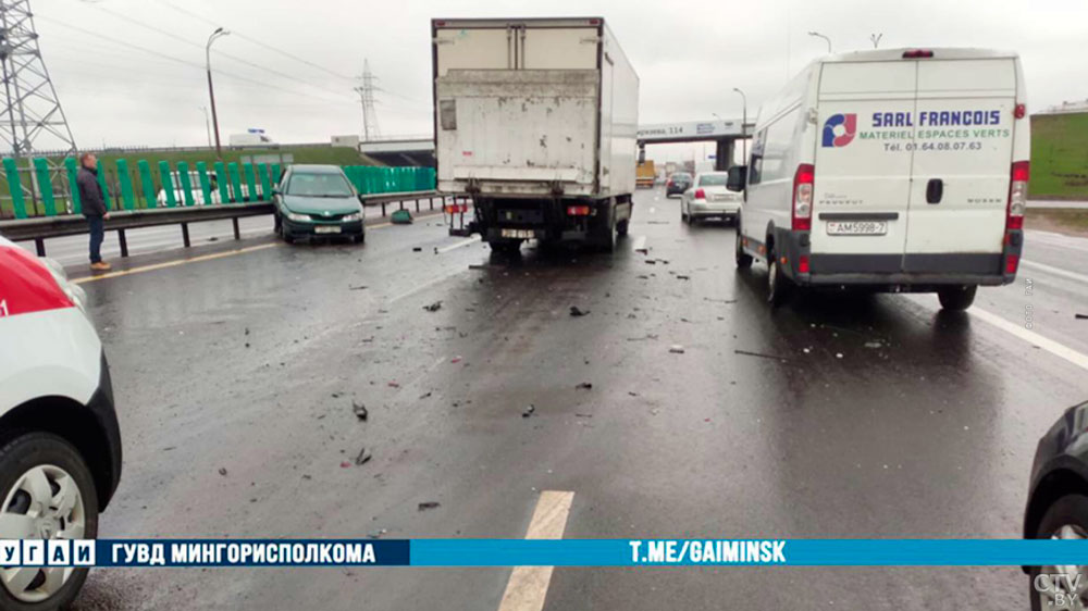 На МКАД в результате аварии автомобиль отлетел на человека-1
