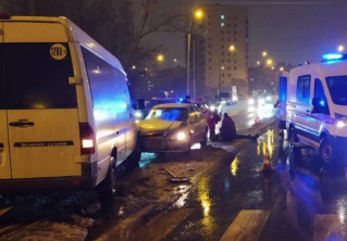 Авария в Минске. Пешеход попал под маршрутку на Купревича Авария в Минске. Пешеход попал под маршрутку на Купревича