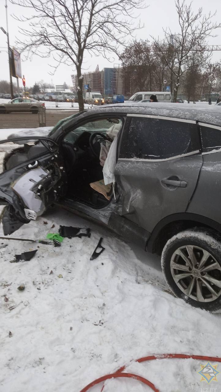 В Минске столкнулись Nissan и трамвай. Водителя легковушки доставали спасатели-10