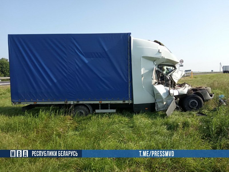 Пропускал пешехода. На трассе М1 в Mitsubishi врезался грузовик Iveco-4