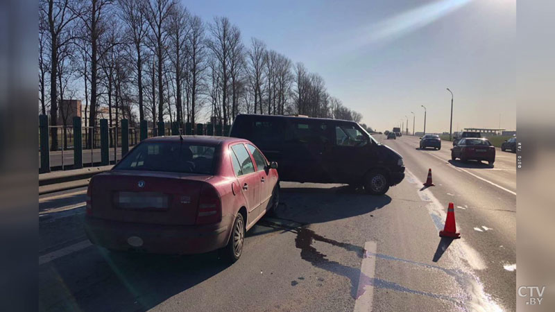 Четыре автомобиля поочередно столкнулись друг с другом на МКАД-1