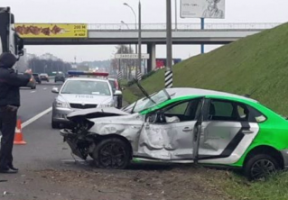 Авария на МКАД. Водитель Volkswagen не справился с управлением и врезался в столб