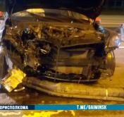 На проспекте Независимости в Минске водитель такси уснул за рулём и снёс светофор