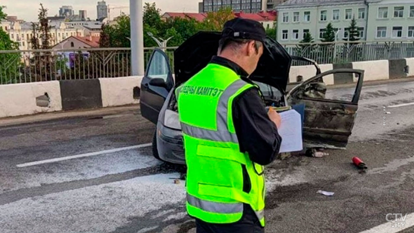 На проспекте Независимости перевернулся автомобиль. Нетрезвая девушка за рулём пыталась скрыться от ГАИ-7