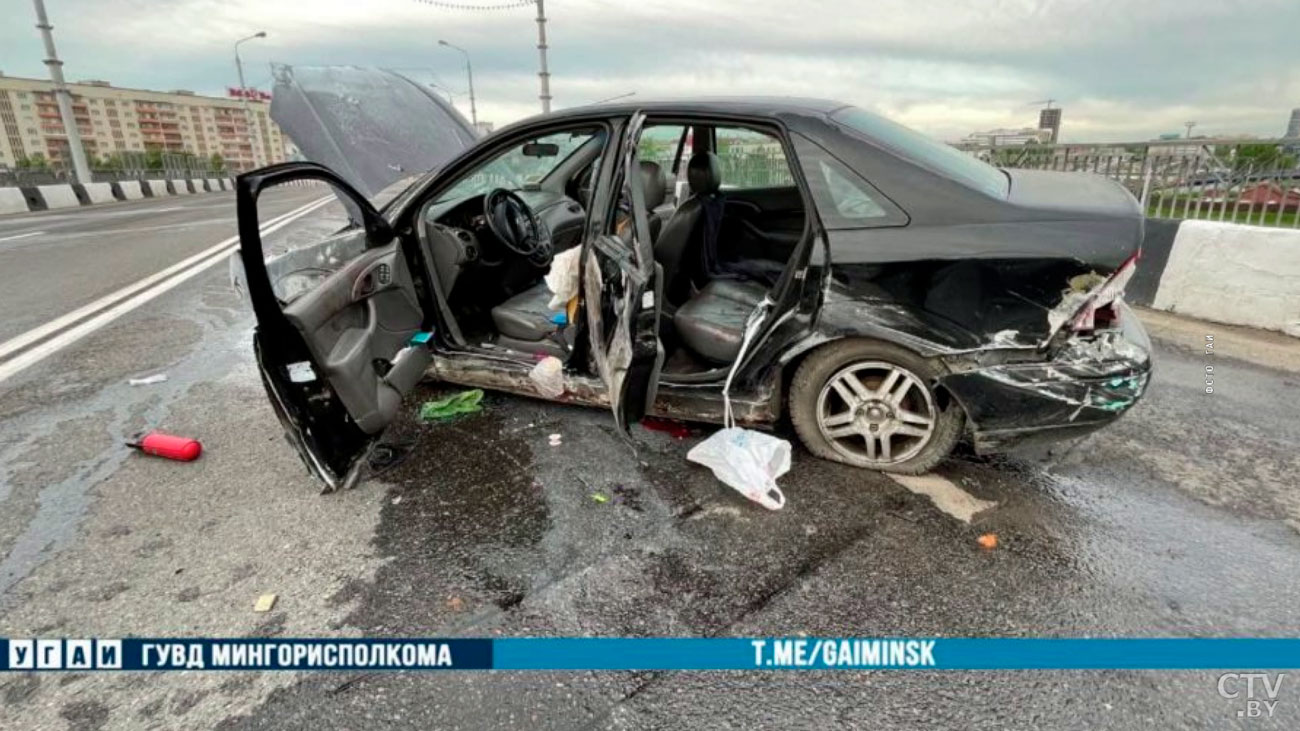 На проспекте Независимости перевернулся автомобиль. Нетрезвая девушка за рулём пыталась скрыться от ГАИ-4