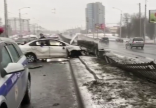 Авария на проспекте Дзержинского. Водитель врезался в ограждение на мосту