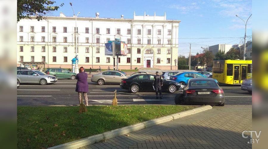 Авария на Независимости: от удара Audi отбросило на тротуар и оторвало колесо-1