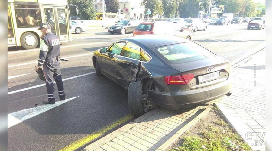 Авария на Независимости: от удара Audi отбросило на тротуар и оторвало колесо-4