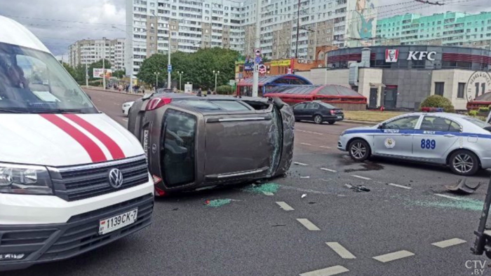 В Минске в результате ДТП перевернулась Lada-1