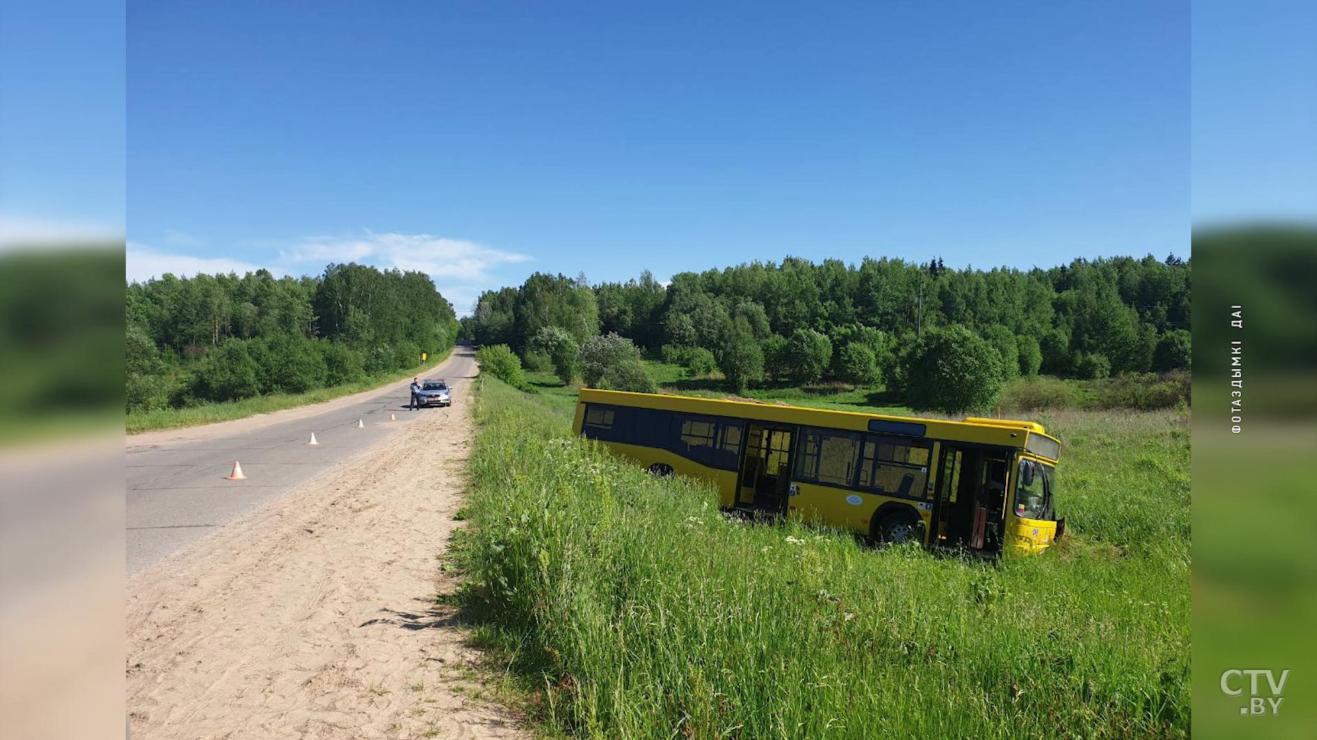 Пригородный автобус съехал в кювет под Минском: пострадали 10 человек-4