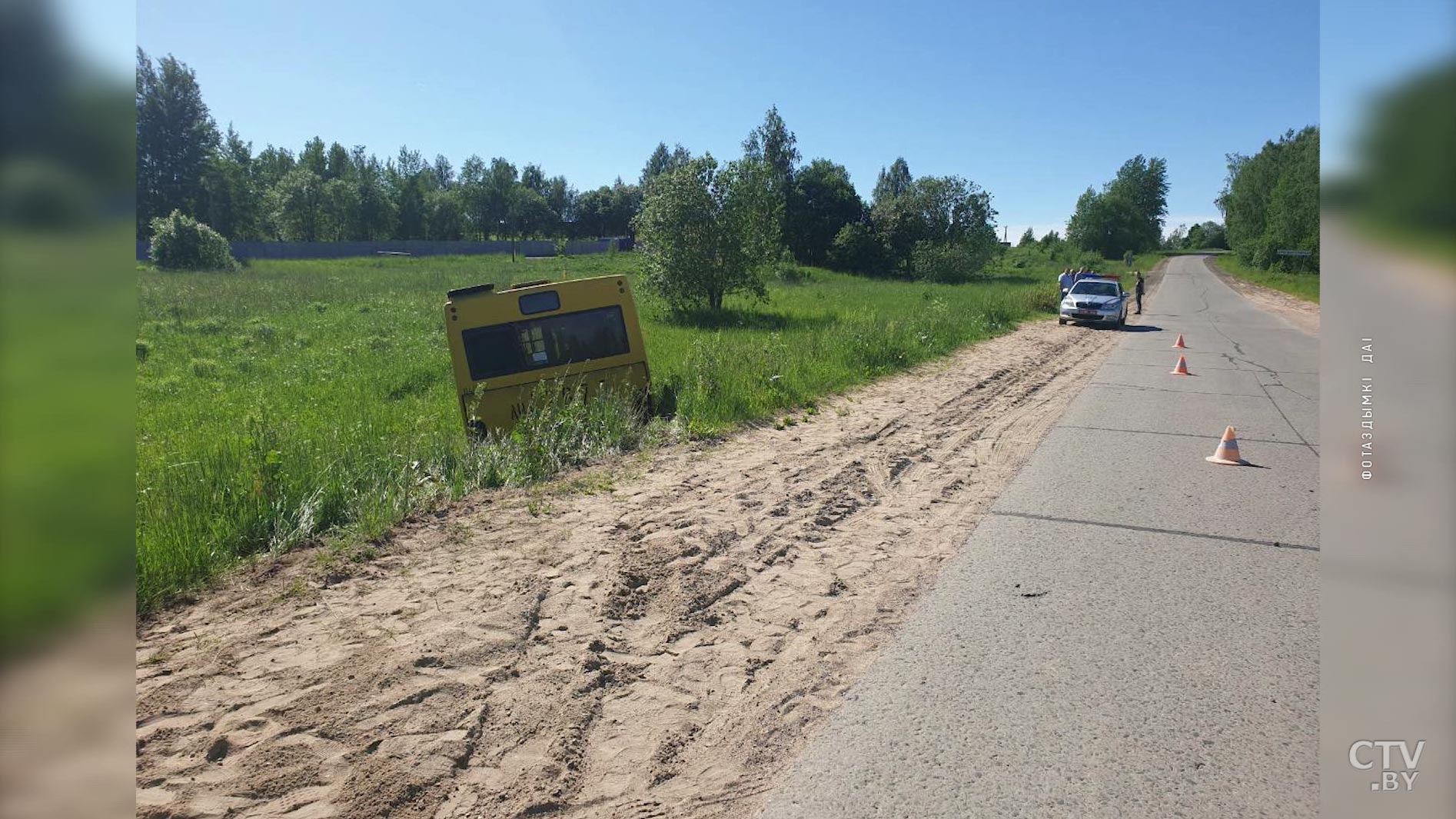 Пригородный автобус съехал в кювет под Минском: пострадали 10 человек-7