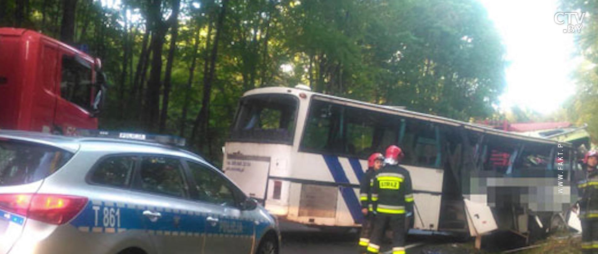 Школьный автобус столкнулся с грузовиком в Польше: погибли два человека-4