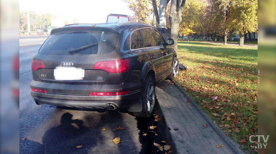 В Серебрянке водитель Audi повредил две машины и попытался скрыться с места ДТП-1