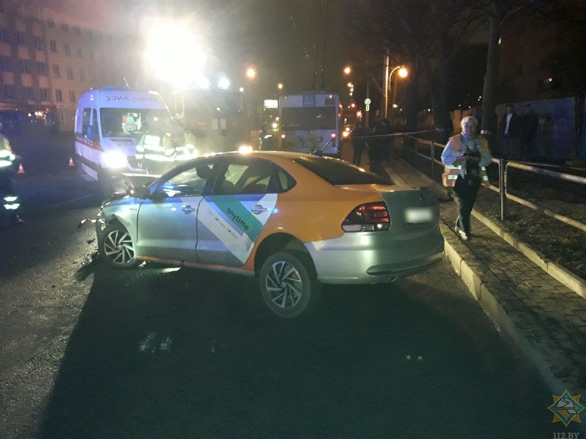В Минске при столкновении автомобиля и троллейбуса пострадали пять человек-1