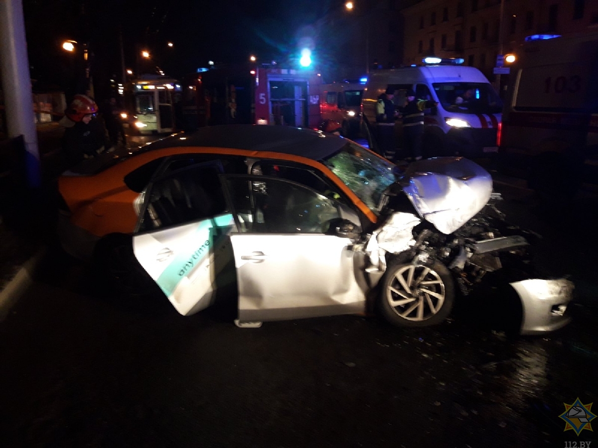 В Минске при столкновении автомобиля и троллейбуса пострадали пять человек-4