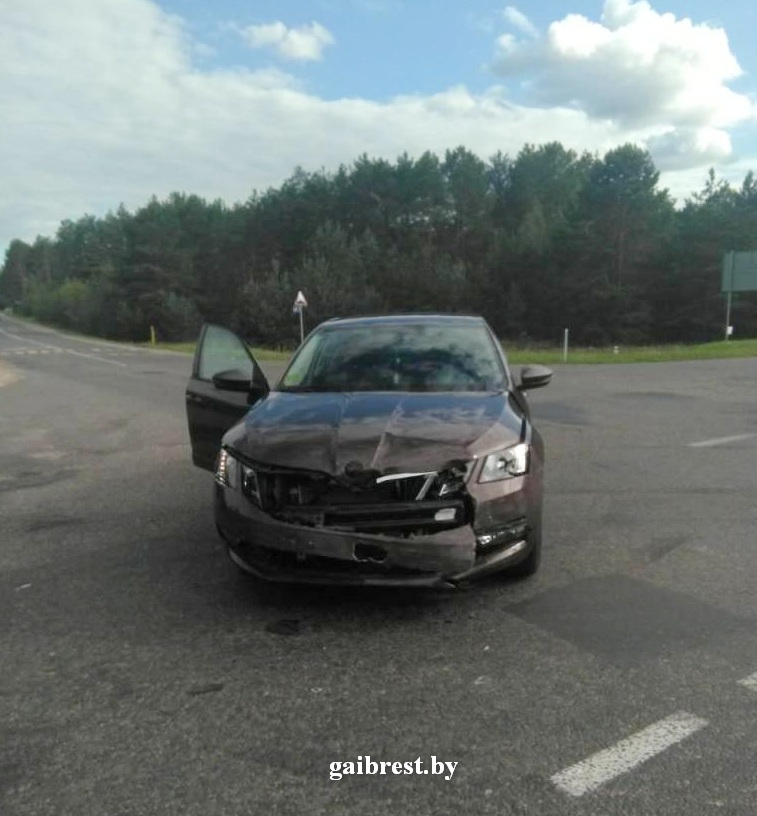 В Ивацевичском районе столкнулись Skoda и Nissan. Пострадал один человек-1