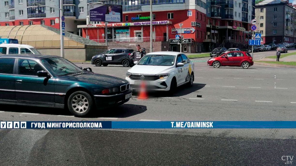 В Московском районе Минска такси наехало на мотоциклиста. Он госпитализирован-4