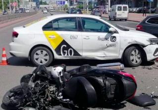В Московском районе Минска такси наехало на мотоциклиста. Он госпитализирован