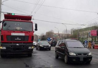 Женщина переходила дорогу на красный и попала под колёса самосвала на Кижеватова