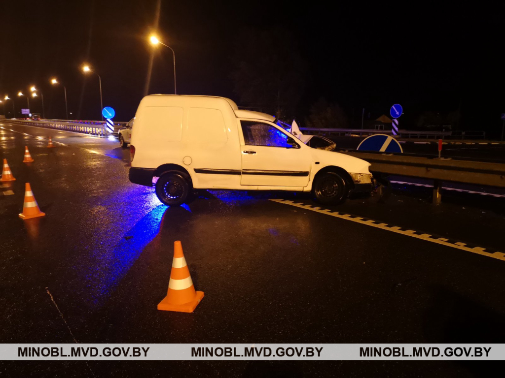 В Слуцком районе водитель остановился помочь пострадавшим в ДТП, но был сбит автомобилем-1