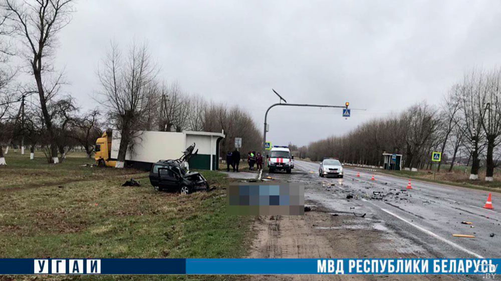 В Слуцком районе столкнулись автомобиль и автопоезд. Погибли 3 человека-4