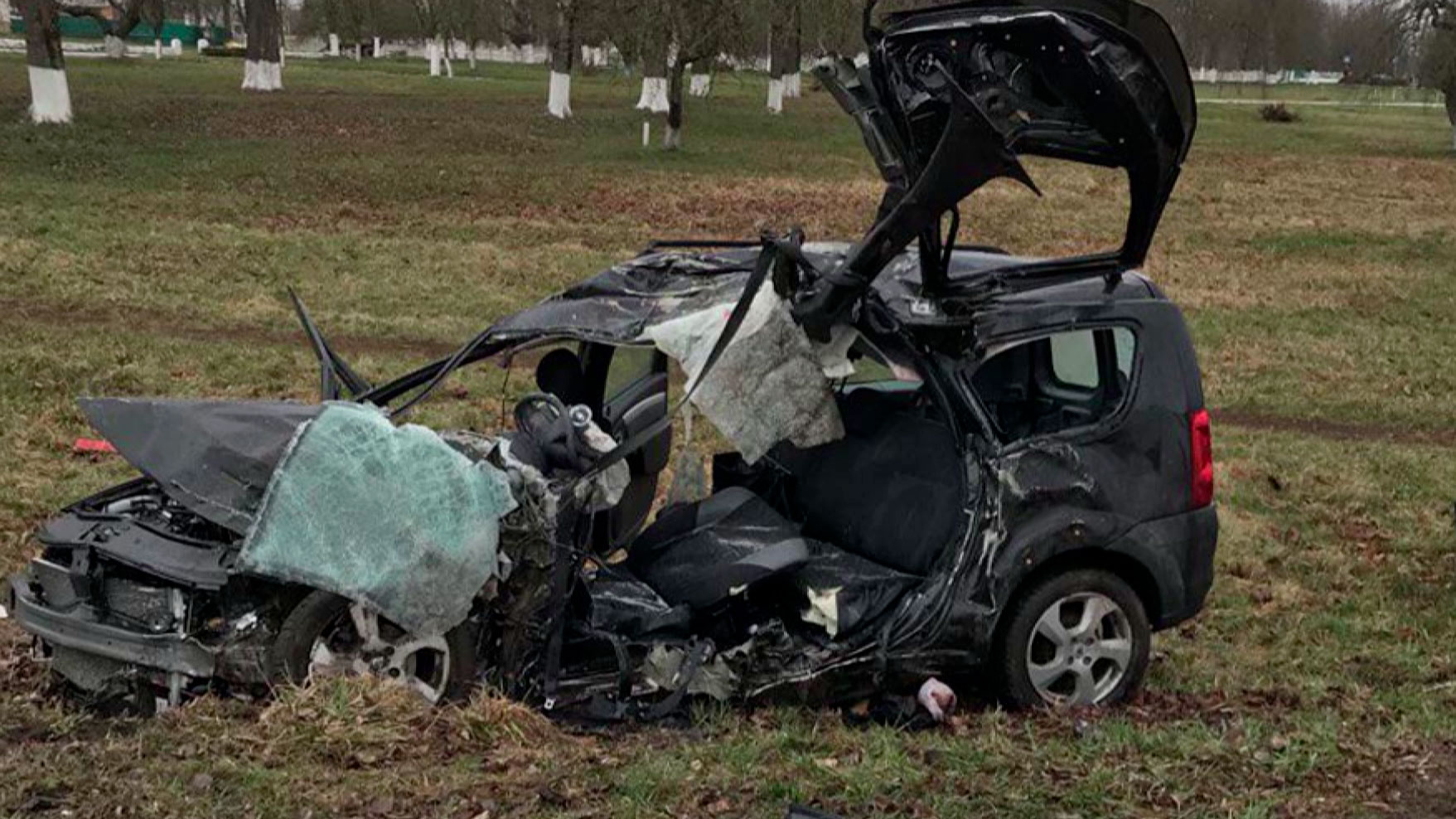 В Слуцком районе столкнулись автомобиль и автопоезд. Погибли 3 человека
