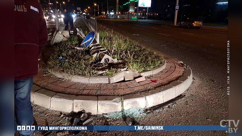 Водитель легковушки был пьян. В Минске машина скорой помощи перевернулась после столкновения с автомобилем-8