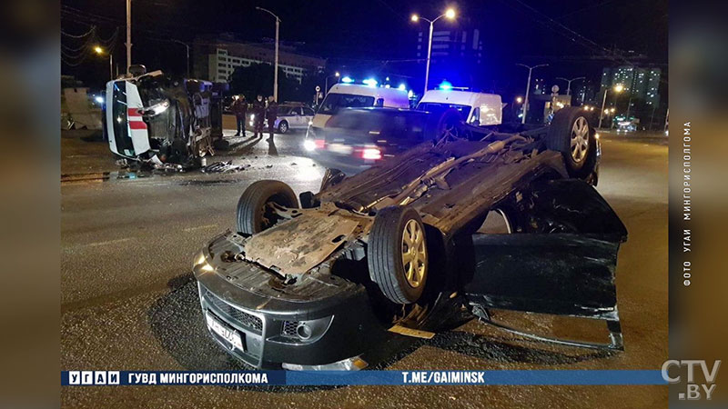 Водитель легковушки был пьян. В Минске машина скорой помощи перевернулась после столкновения с автомобилем-10