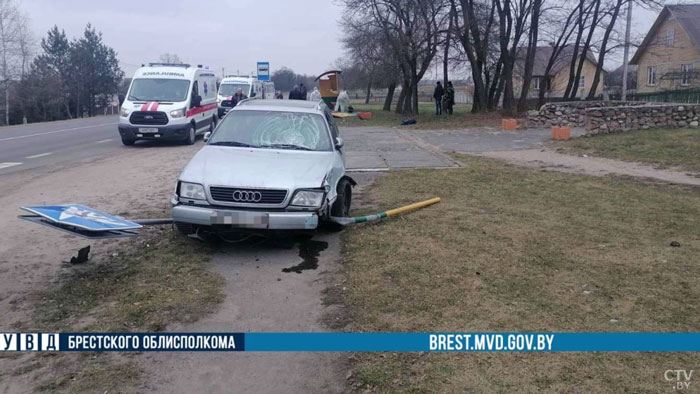 В Брестском районе автомобиль протаранил остановку. Три человека пострадали-6