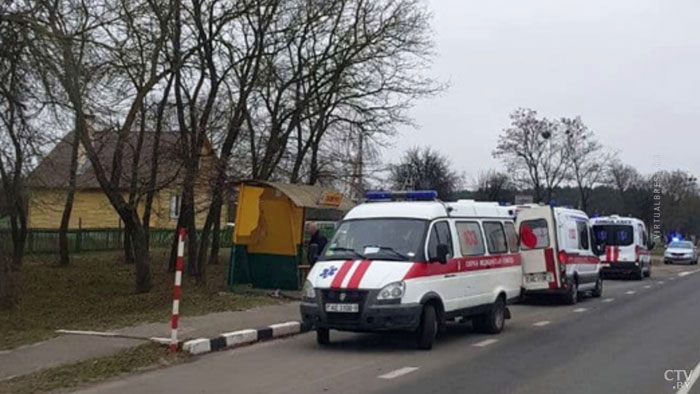 В Брестском районе автомобиль протаранил остановку. Три человека пострадали-1