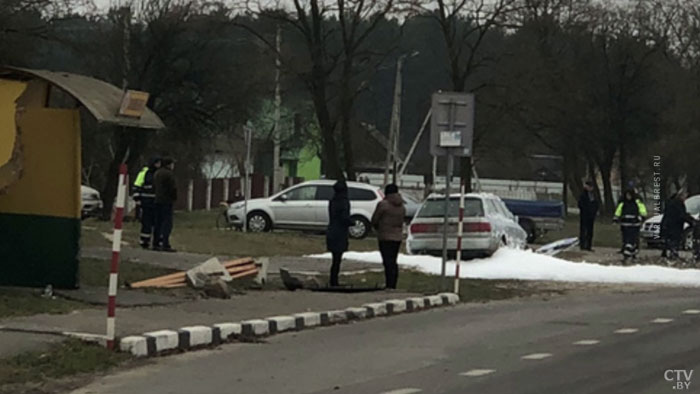 В Брестском районе автомобиль протаранил остановку. Три человека пострадали-3