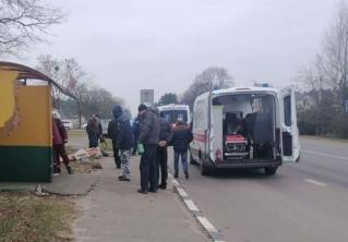 В Брестском районе автомобиль протаранил остановку. Три человека пострадали