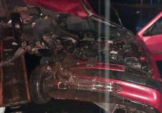 В Дзержинском районе Peugeot врезался в стоящую фуру: погиб 22-летний водитель