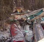 В Канаде с рельсов сошли несколько десятков вагонов товарного поезда, есть жертвы