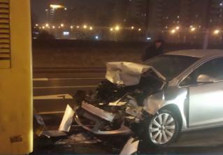 В крови водителя Opel – 2,5 промилле. В Лошице легковушка врезалась в автобус 